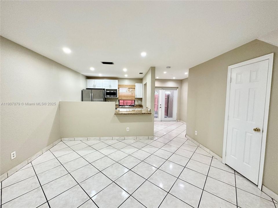 For Sale: $365,000 (2 beds, 1 baths, 1260 Square Feet)