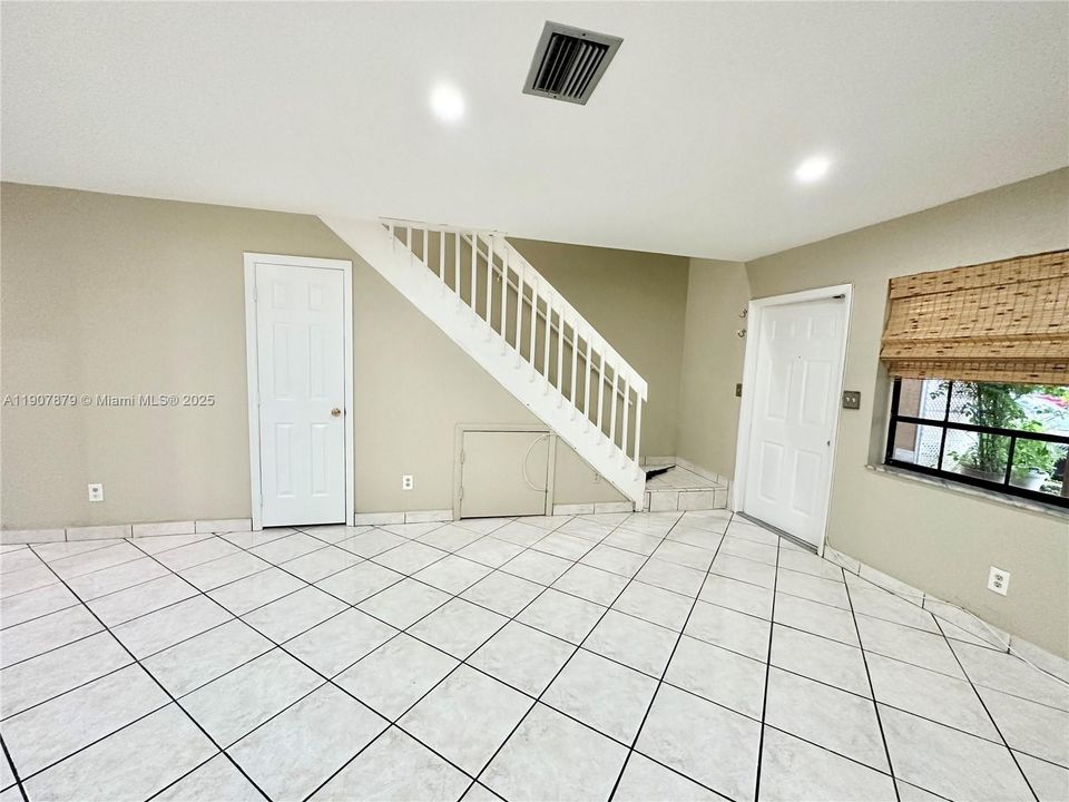 For Sale: $365,000 (2 beds, 1 baths, 1260 Square Feet)