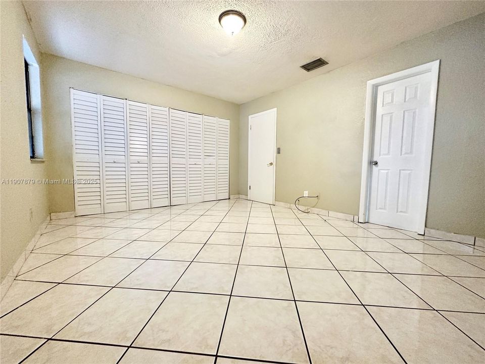 For Sale: $365,000 (2 beds, 1 baths, 1260 Square Feet)