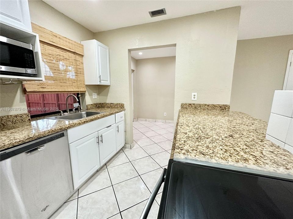 For Sale: $365,000 (2 beds, 1 baths, 1260 Square Feet)