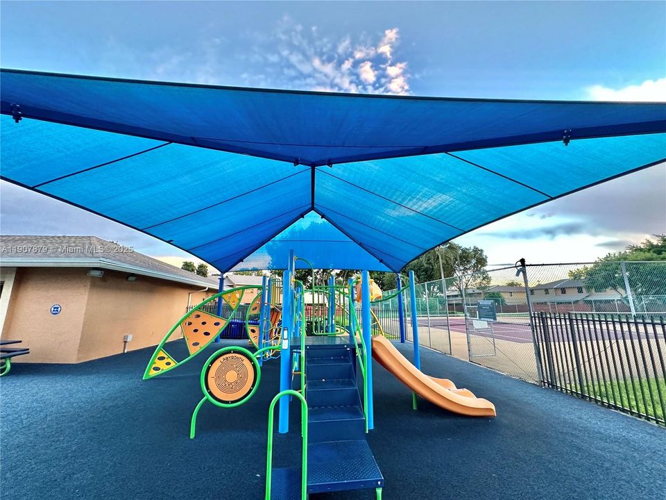 For Sale: $365,000 (2 beds, 1 baths, 1260 Square Feet)