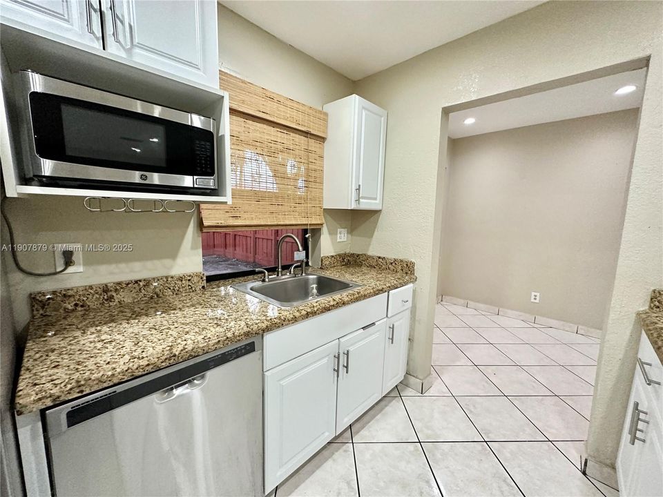 For Sale: $365,000 (2 beds, 1 baths, 1260 Square Feet)