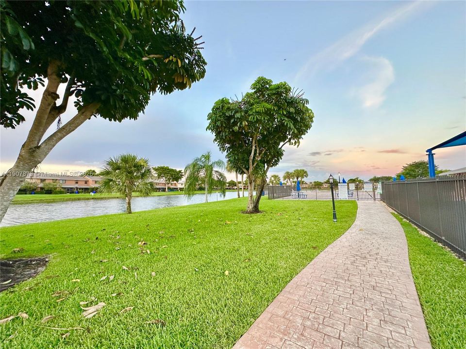 For Sale: $365,000 (2 beds, 1 baths, 1260 Square Feet)