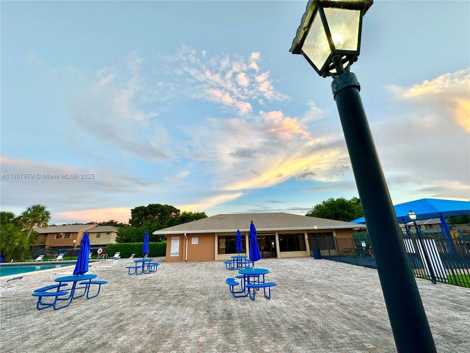 For Sale: $365,000 (2 beds, 1 baths, 1260 Square Feet)