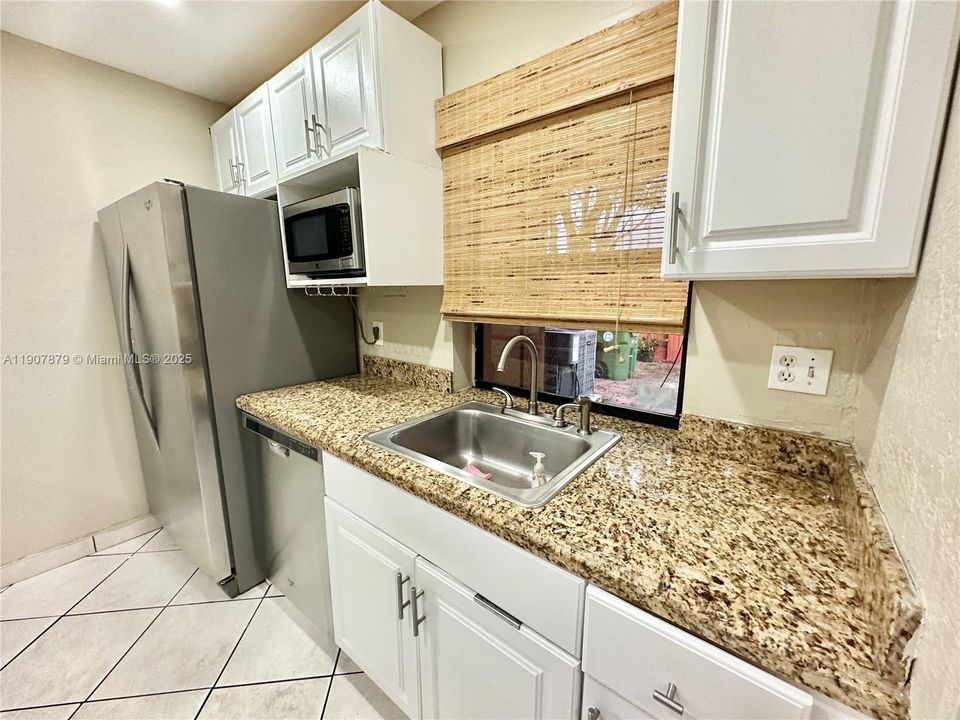 For Sale: $365,000 (2 beds, 1 baths, 1260 Square Feet)