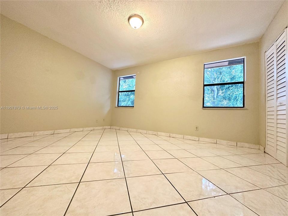 For Sale: $365,000 (2 beds, 1 baths, 1260 Square Feet)