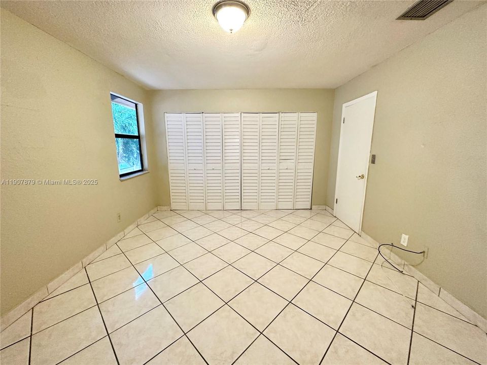 For Sale: $365,000 (2 beds, 1 baths, 1260 Square Feet)