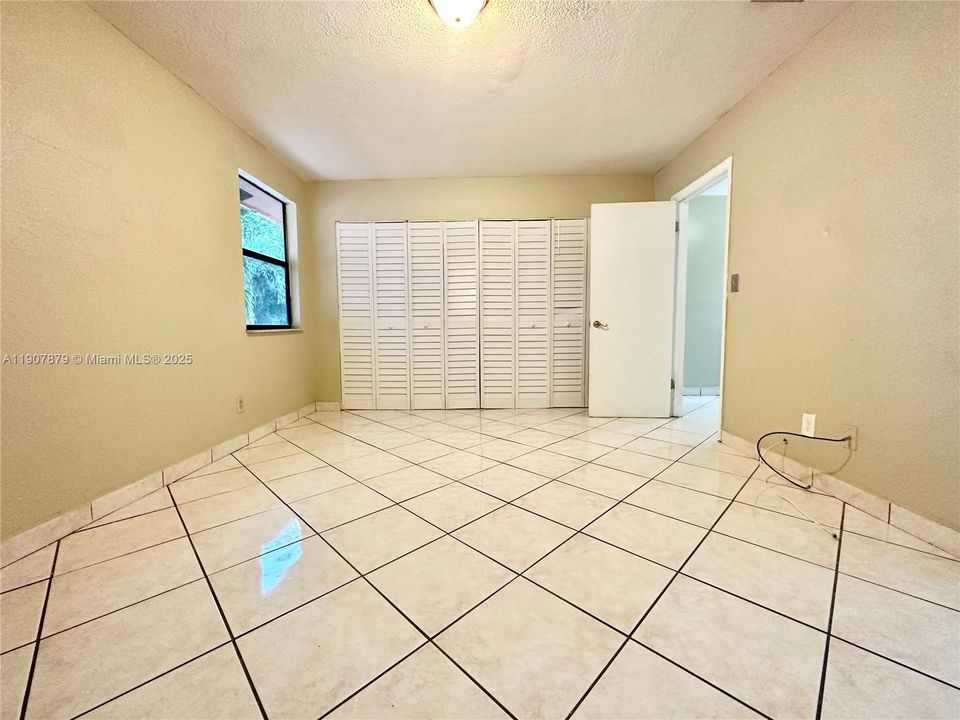 For Sale: $365,000 (2 beds, 1 baths, 1260 Square Feet)