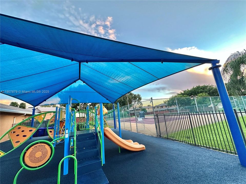 For Sale: $365,000 (2 beds, 1 baths, 1260 Square Feet)