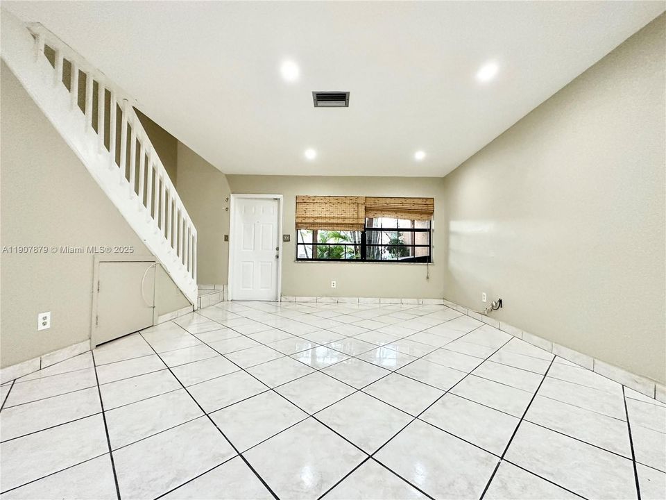 For Sale: $365,000 (2 beds, 1 baths, 1260 Square Feet)