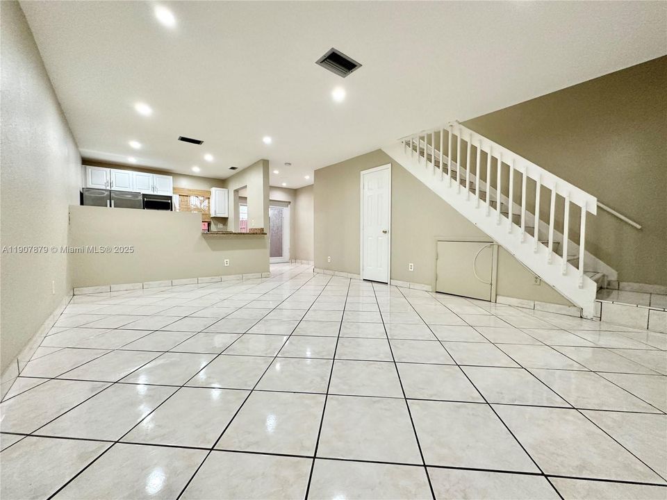 For Sale: $365,000 (2 beds, 1 baths, 1260 Square Feet)