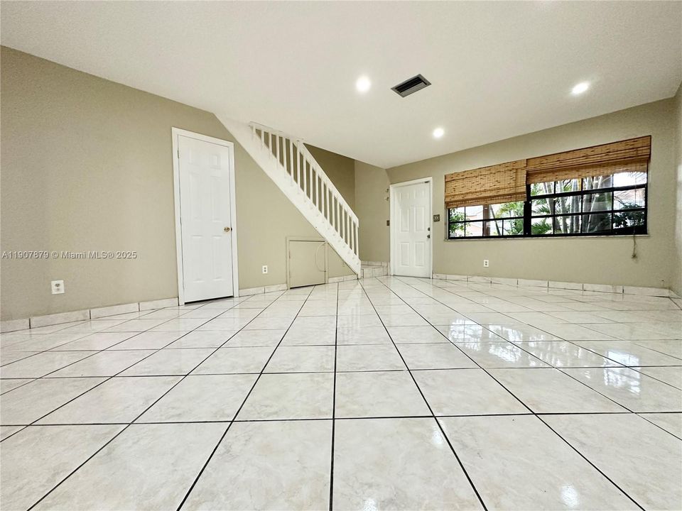 For Sale: $365,000 (2 beds, 1 baths, 1260 Square Feet)