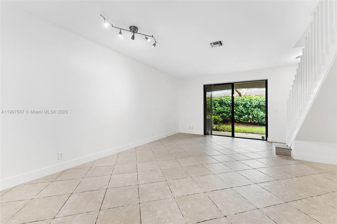 出租: $2,950 (2 贝兹, 2 浴室, 1155 平方英尺)