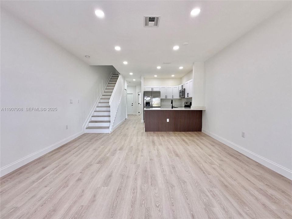 На продажу: $399,999 (3 спален, 3 ванн, 1528 Квадратных фут)