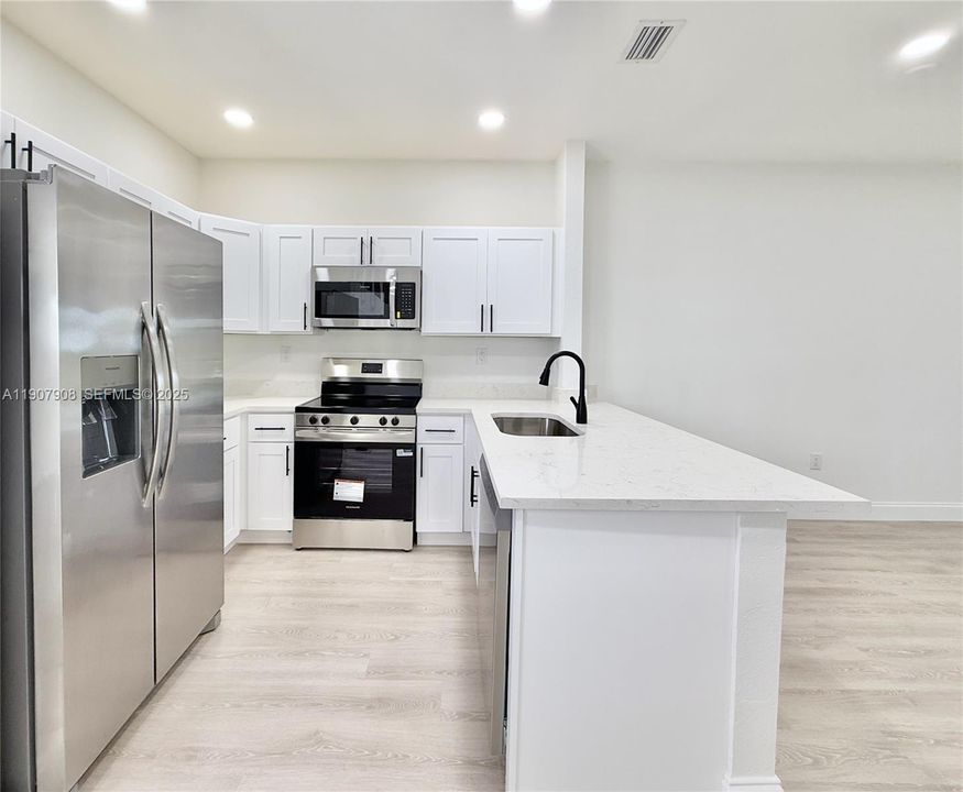 На продажу: $399,999 (3 спален, 3 ванн, 1528 Квадратных фут)