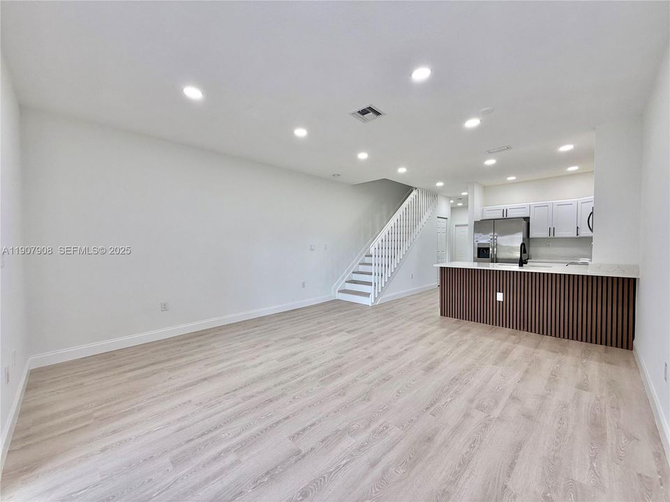 На продажу: $399,999 (3 спален, 3 ванн, 1528 Квадратных фут)