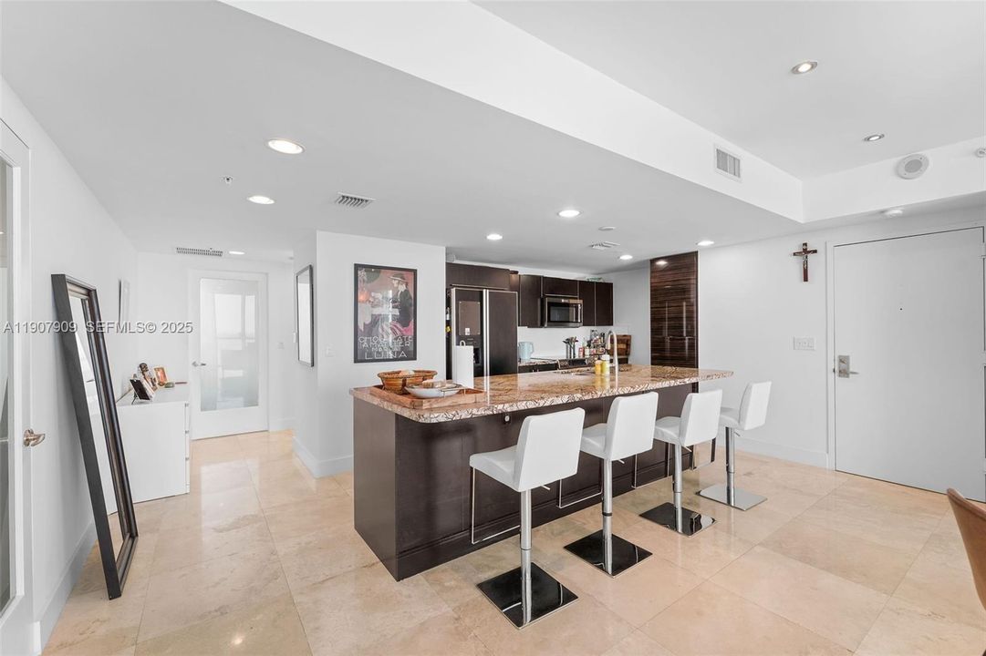 合同活跃: $6,350 (2 贝兹, 2 浴室, 1770 平方英尺)