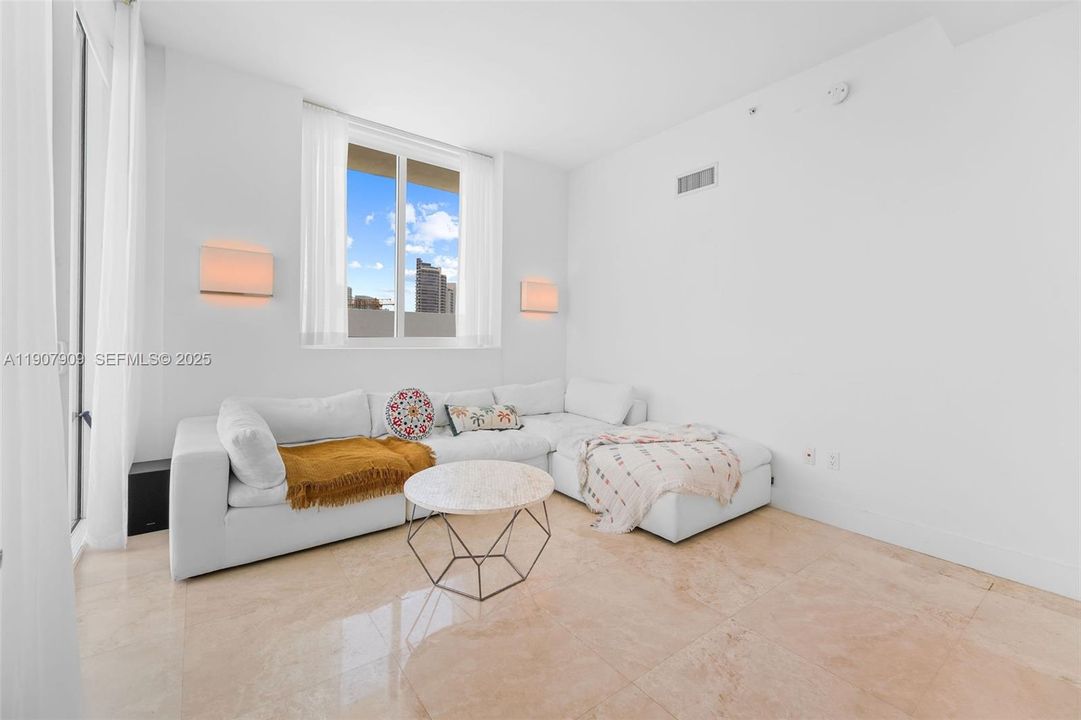 合同活跃: $6,350 (2 贝兹, 2 浴室, 1770 平方英尺)