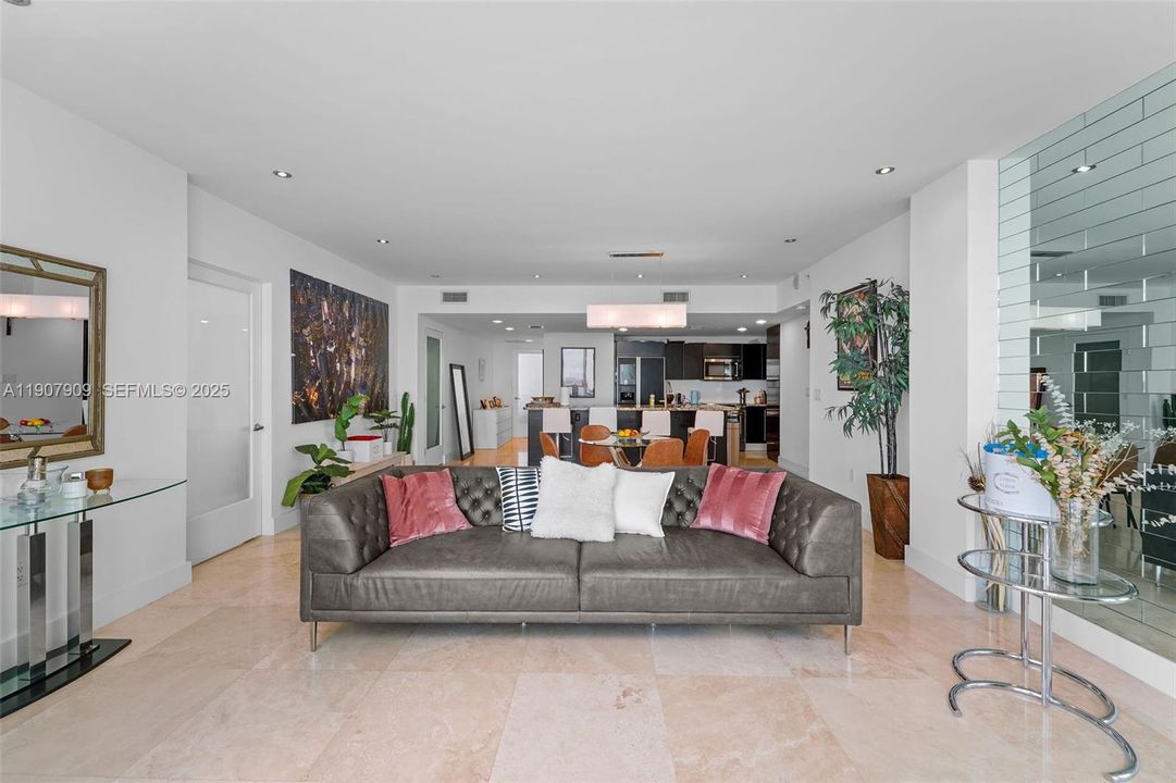 合同活跃: $6,350 (2 贝兹, 2 浴室, 1770 平方英尺)