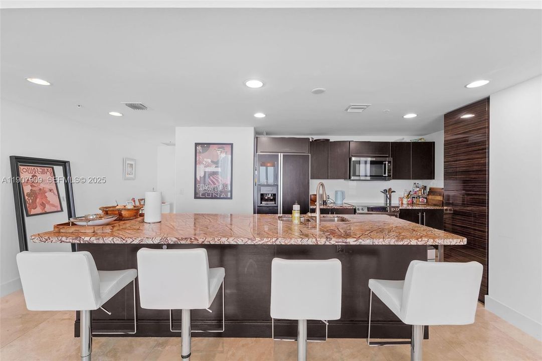 合同活跃: $6,350 (2 贝兹, 2 浴室, 1770 平方英尺)