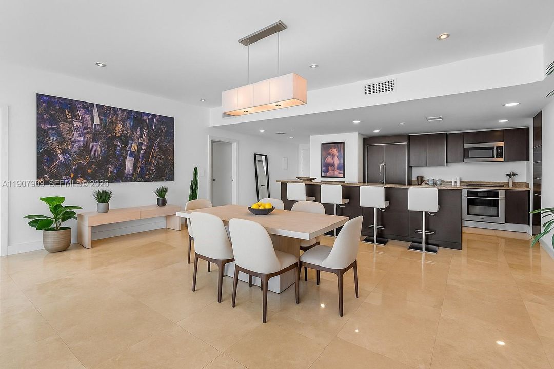 合同活跃: $6,350 (2 贝兹, 2 浴室, 1770 平方英尺)