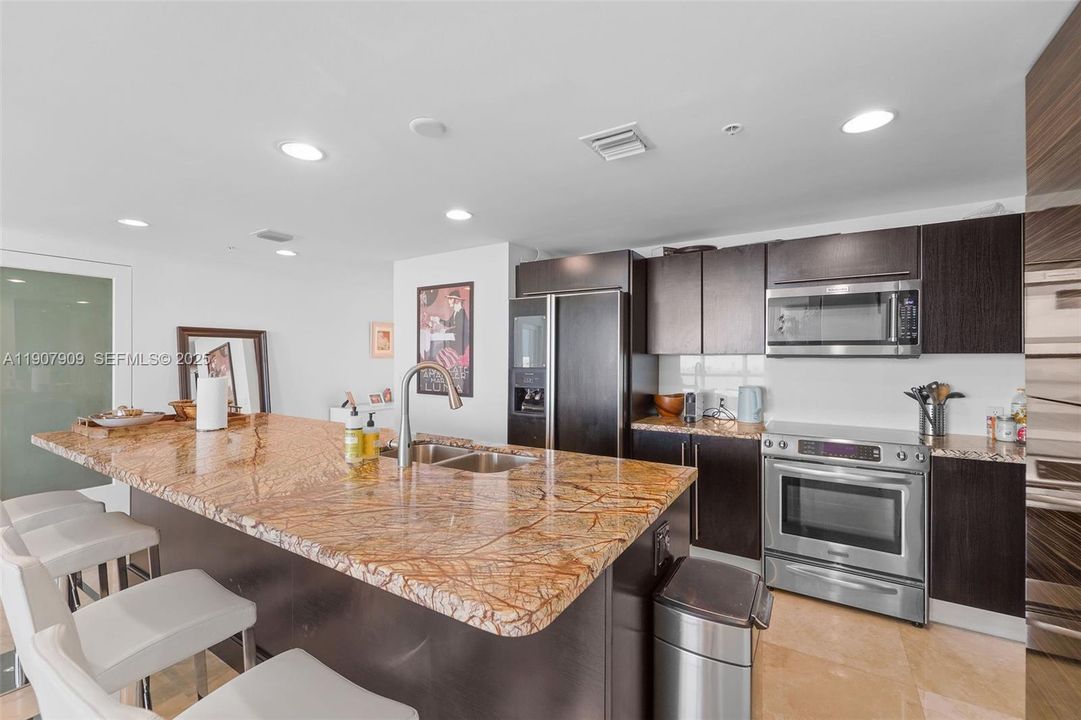 合同活跃: $6,350 (2 贝兹, 2 浴室, 1770 平方英尺)