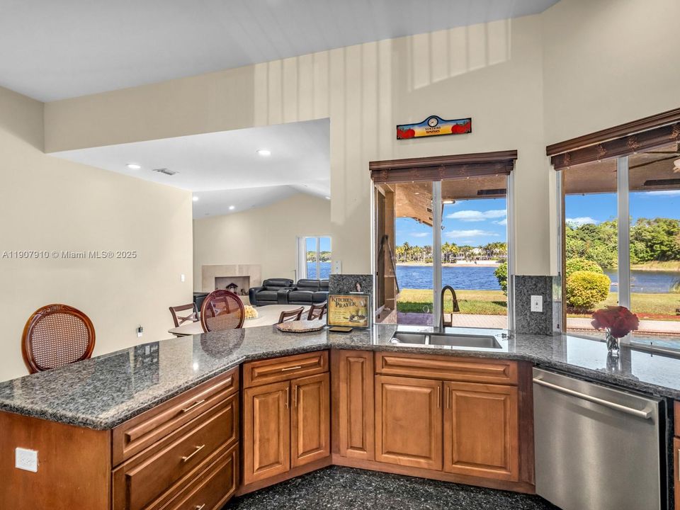 Activo con contrato: $2,990,000 (7 camas, 5 baños, 4191 Pies cuadrados)