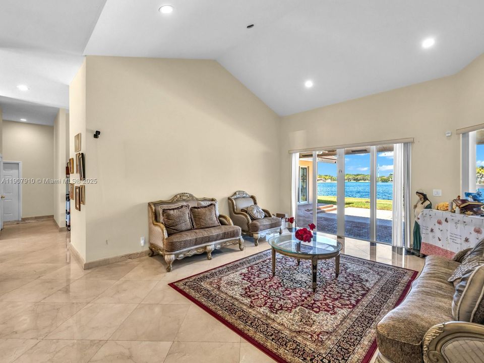 Activo con contrato: $2,990,000 (7 camas, 5 baños, 4191 Pies cuadrados)