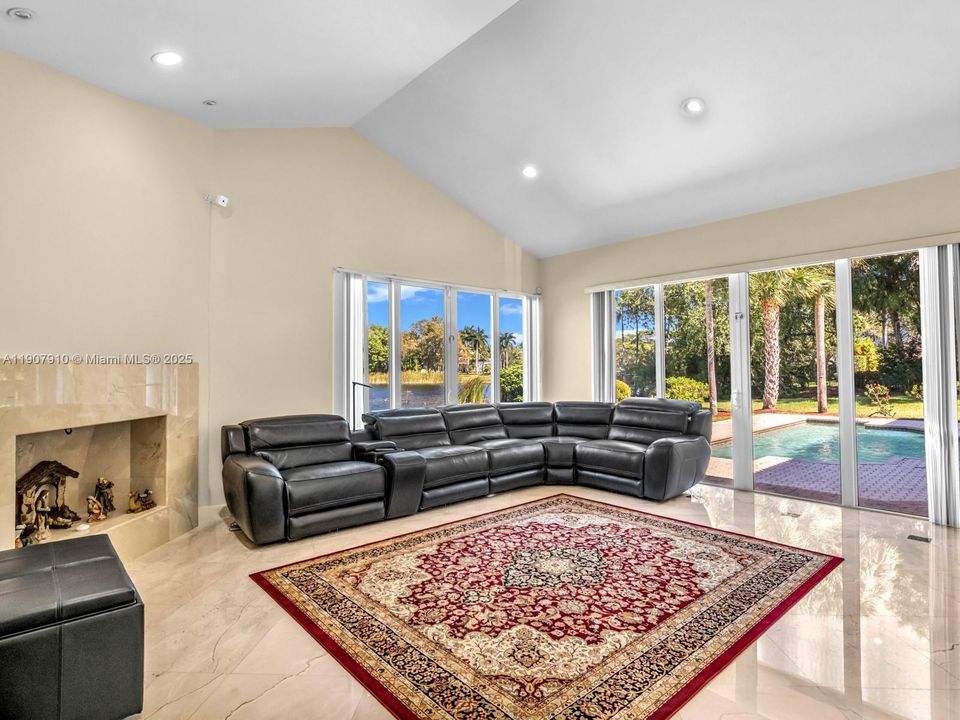 Activo con contrato: $2,990,000 (7 camas, 5 baños, 4191 Pies cuadrados)