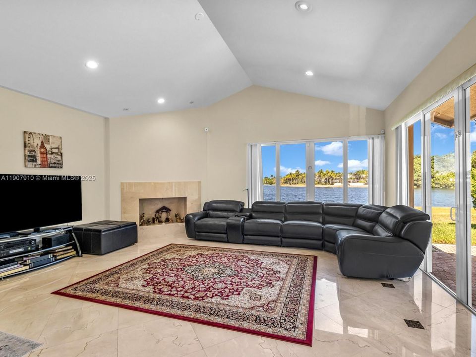 Activo con contrato: $2,990,000 (7 camas, 5 baños, 4191 Pies cuadrados)