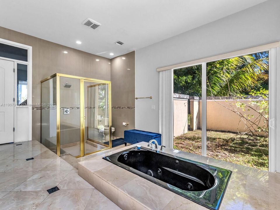 Activo con contrato: $2,990,000 (7 camas, 5 baños, 4191 Pies cuadrados)