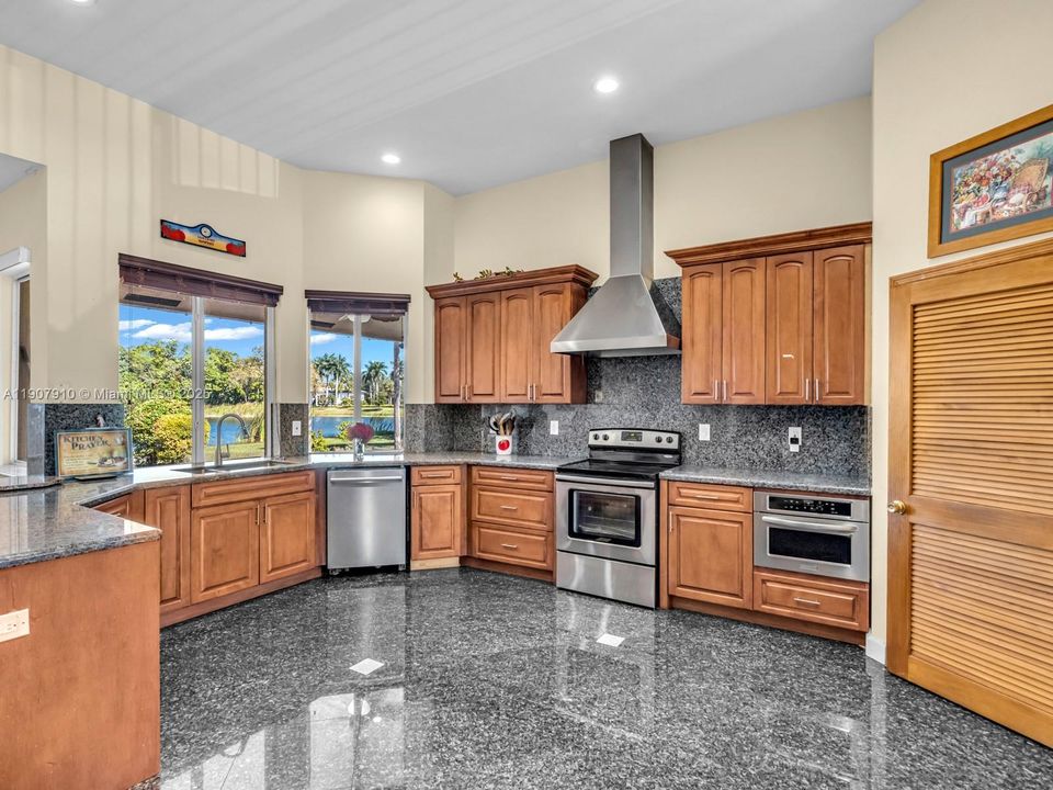 Activo con contrato: $2,990,000 (7 camas, 5 baños, 4191 Pies cuadrados)