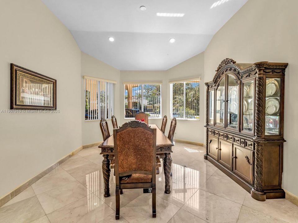 Activo con contrato: $2,990,000 (7 camas, 5 baños, 4191 Pies cuadrados)