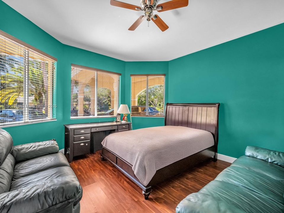 Activo con contrato: $2,990,000 (7 camas, 5 baños, 4191 Pies cuadrados)