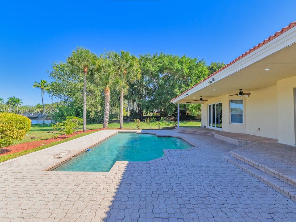 Activo con contrato: $2,990,000 (7 camas, 5 baños, 4191 Pies cuadrados)