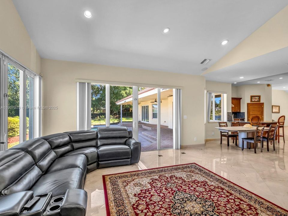 Activo con contrato: $2,990,000 (7 camas, 5 baños, 4191 Pies cuadrados)