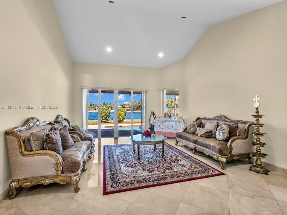 Activo con contrato: $2,990,000 (7 camas, 5 baños, 4191 Pies cuadrados)