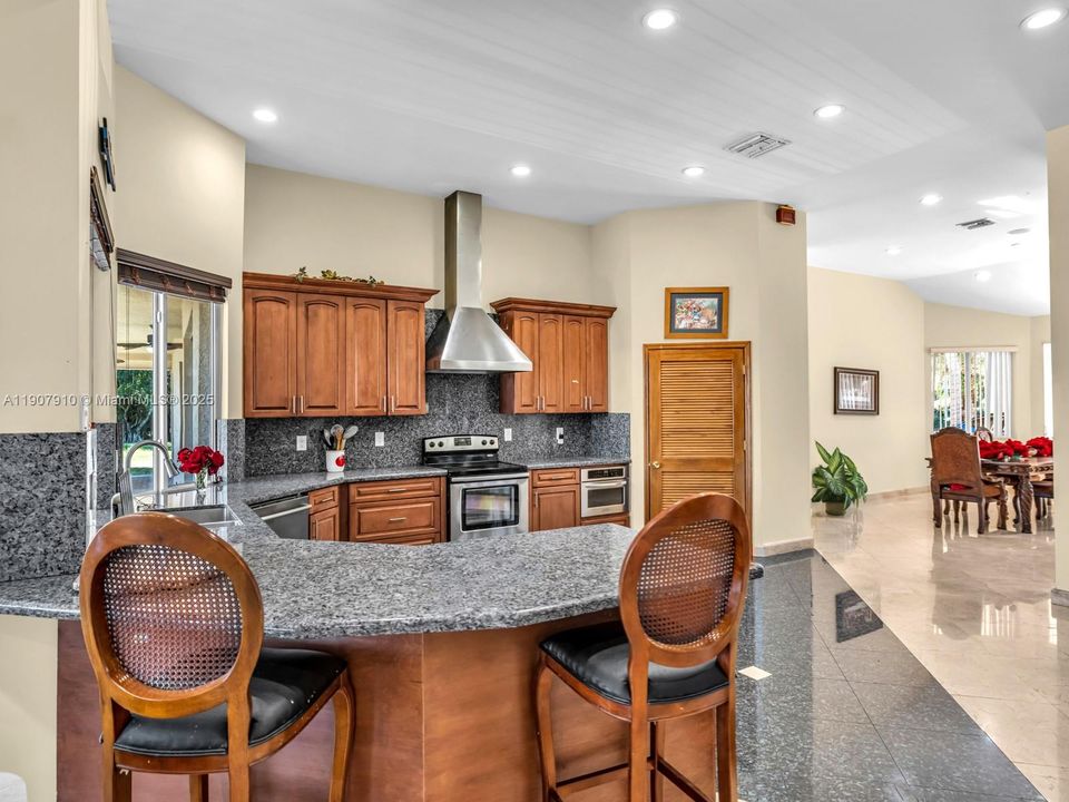 Activo con contrato: $2,990,000 (7 camas, 5 baños, 4191 Pies cuadrados)