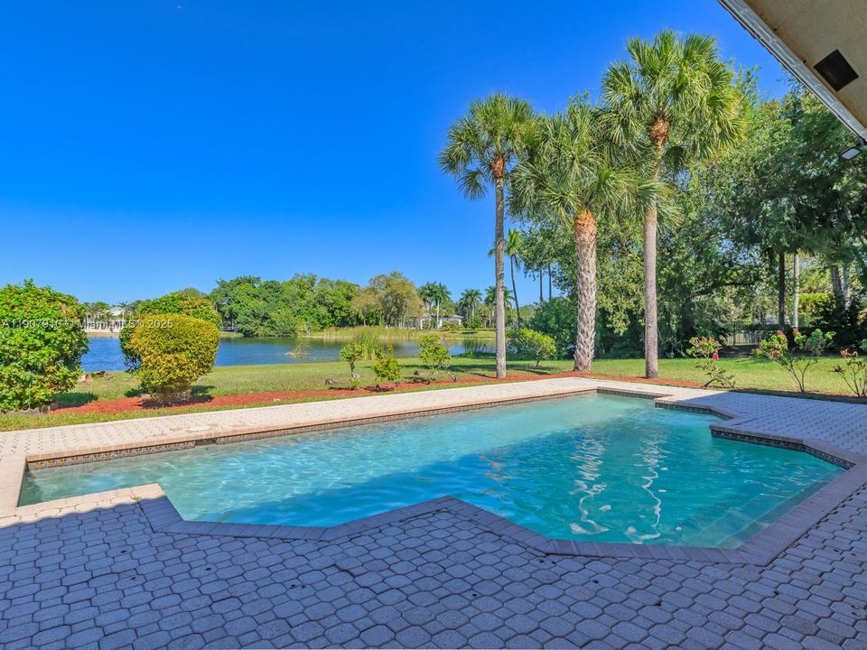 Activo con contrato: $2,990,000 (7 camas, 5 baños, 4191 Pies cuadrados)