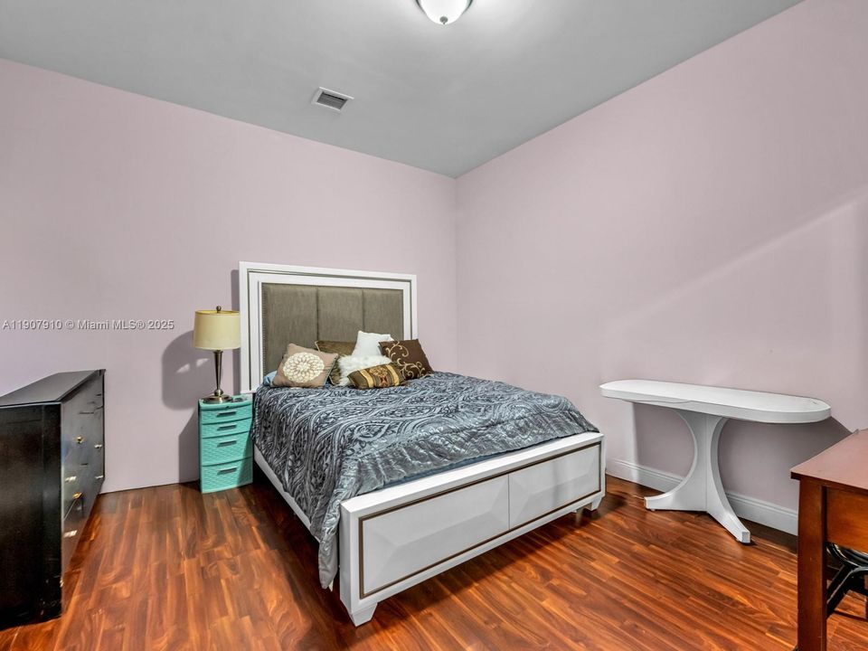 Activo con contrato: $2,990,000 (7 camas, 5 baños, 4191 Pies cuadrados)