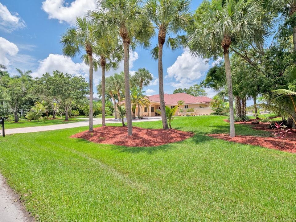 Activo con contrato: $2,990,000 (7 camas, 5 baños, 4191 Pies cuadrados)