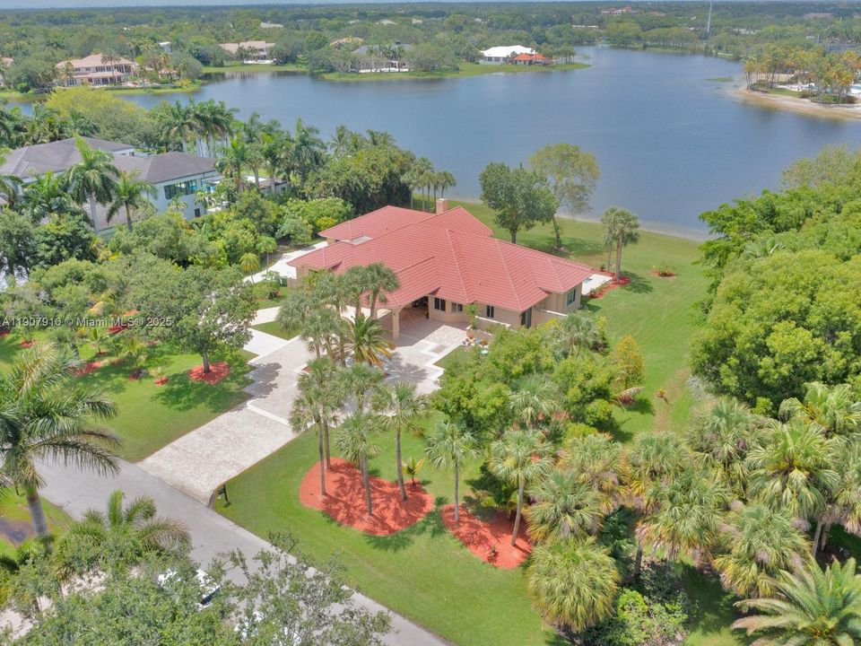 Activo con contrato: $2,990,000 (7 camas, 5 baños, 4191 Pies cuadrados)