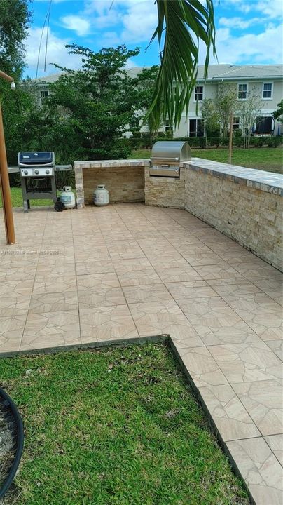 Active With Contract: $1,650 (2 beds, 2 baths, 900 Square Feet)