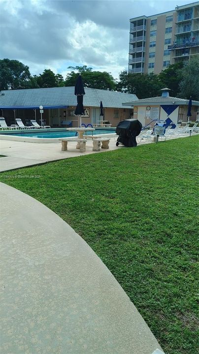 Active With Contract: $1,650 (2 beds, 2 baths, 900 Square Feet)