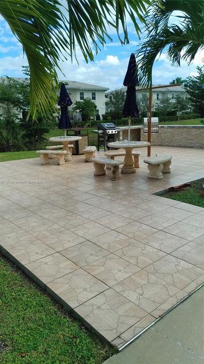 Active With Contract: $1,650 (2 beds, 2 baths, 900 Square Feet)