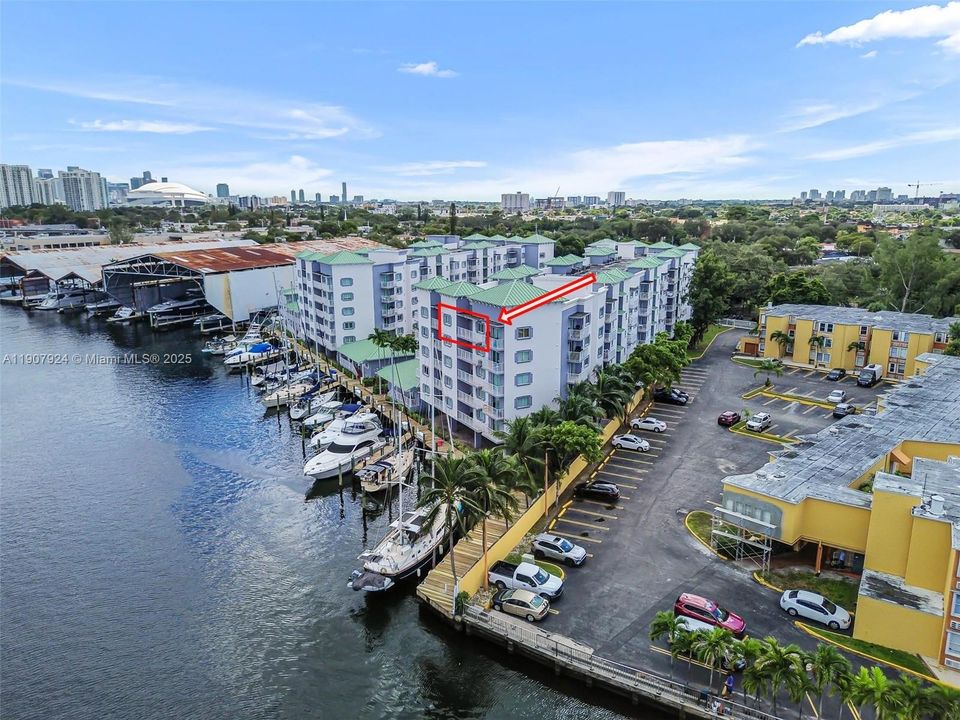 Под контрактом: $315,765 (2 спален, 2 ванн, 807 Квадратных фут)