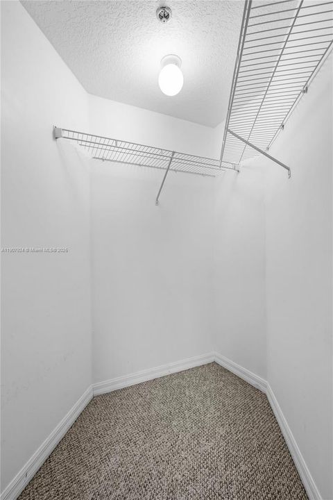 Под контрактом: $315,765 (2 спален, 2 ванн, 807 Квадратных фут)