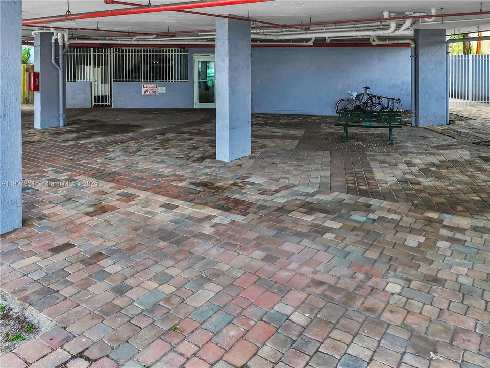 Под контрактом: $315,765 (2 спален, 2 ванн, 807 Квадратных фут)