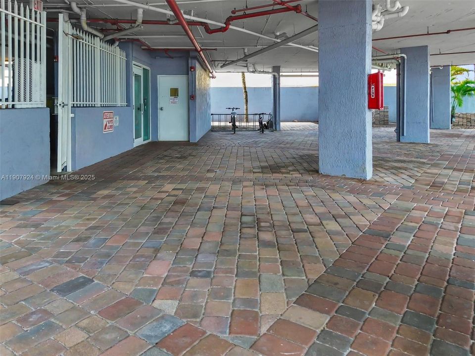 Под контрактом: $315,765 (2 спален, 2 ванн, 807 Квадратных фут)