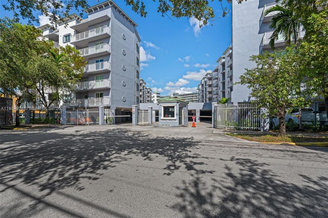 Под контрактом: $315,765 (2 спален, 2 ванн, 807 Квадратных фут)